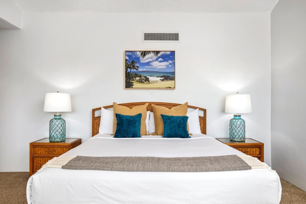 Condo, 2 Bedrooms, Balcony, Partial Ocean View (Kro-K303) photo 3