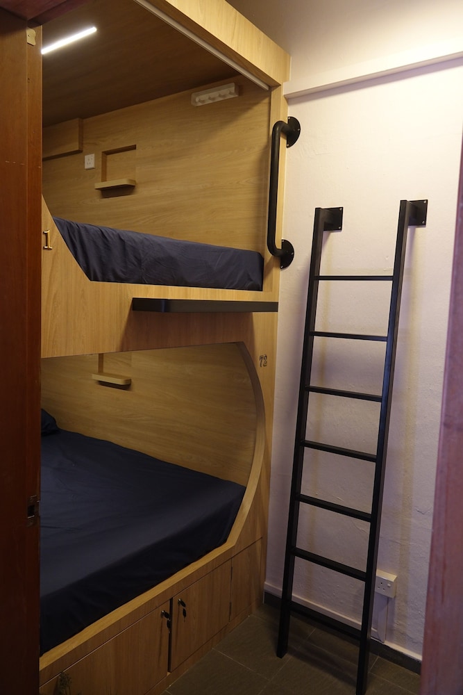 Deluxe 4 Twin Bed Family Capsule Room photo 1