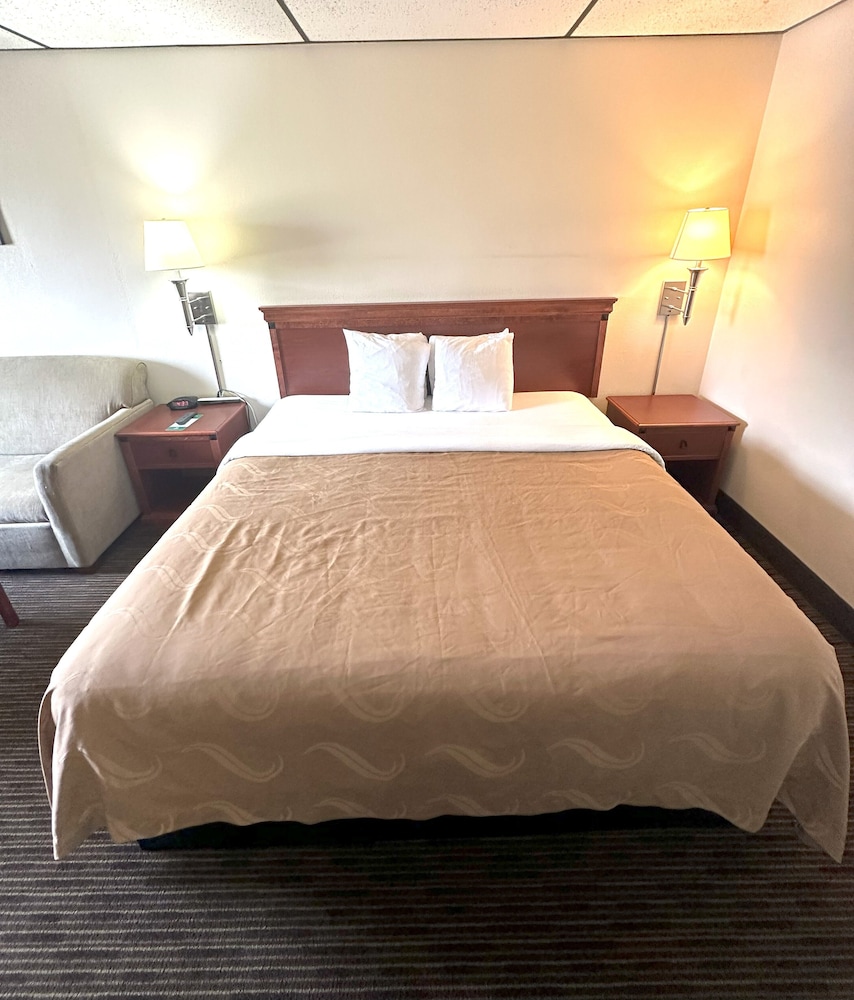 Room, 1 King Bed, Non Smoking (Upgrade) - Photo 2