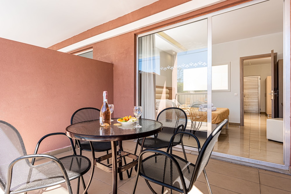 Family Room, 1 Bedroom, Pool Access photo 2