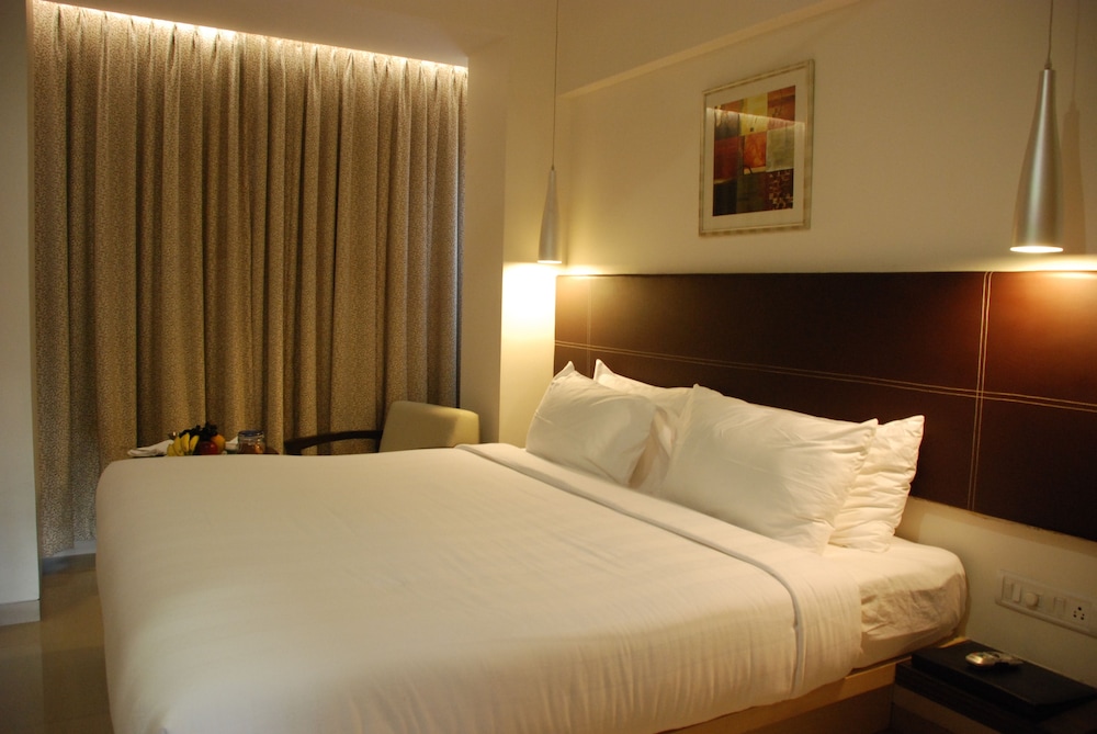 Classic Room, 1 King Bed photo 1