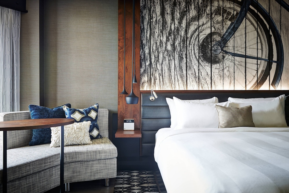 Club Room, 1 King Bed - Photo 3
