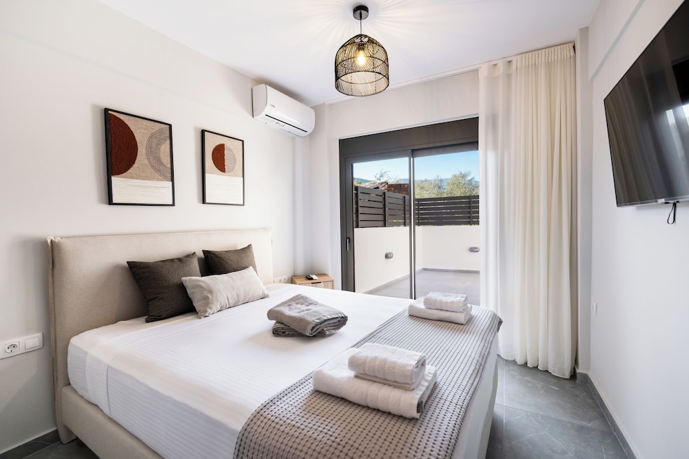 Deluxe Apartment, 1 Bedroom, Poolside