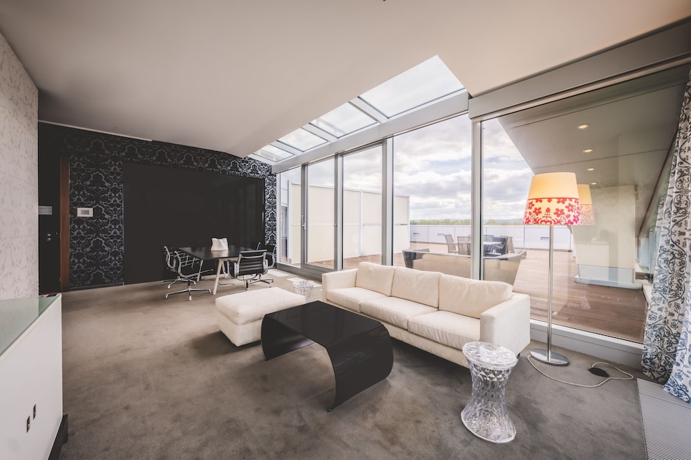 Hero Suite with Roof Terrace - Photo 2