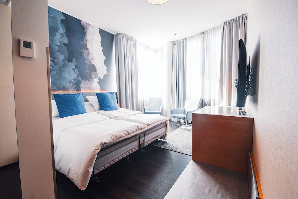 Deluxe Room, 1 King Bed, Non Smoking photo 2