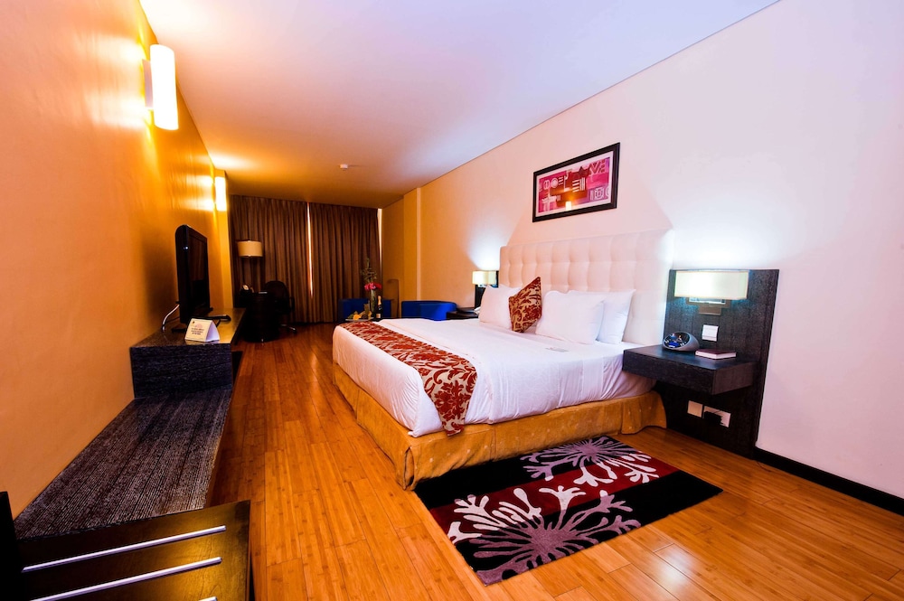 Suite, 1 King Bed, Non Smoking, Refrigerator photo 2