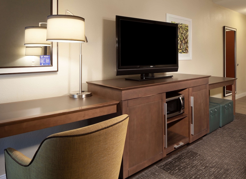 Room, 1 King Bed, Accessible, Non Smoking (Mobility & Hearing, Roll-in Shower) - Photo 2