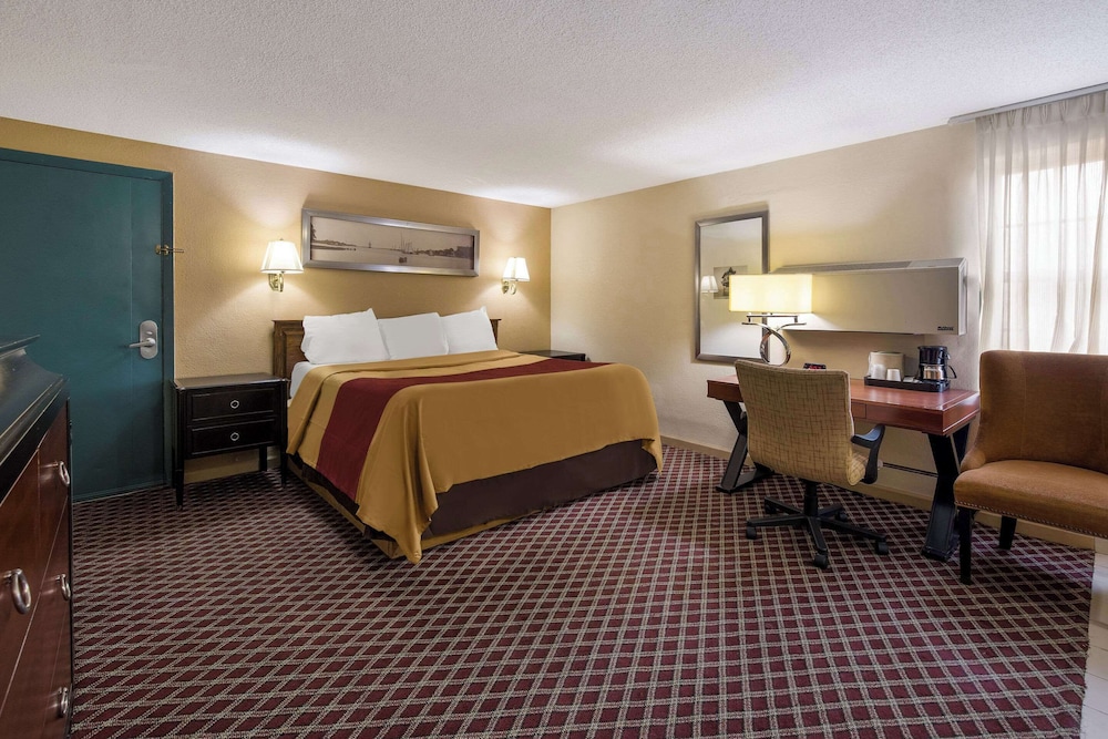 Standard Room, 1 King Bed, Non Smoking, Jetted Tub photo 2