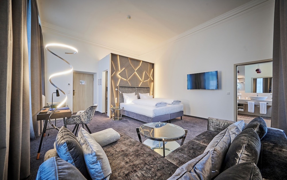 Deluxe Suite, 1 King Bed, Bathtub, City View