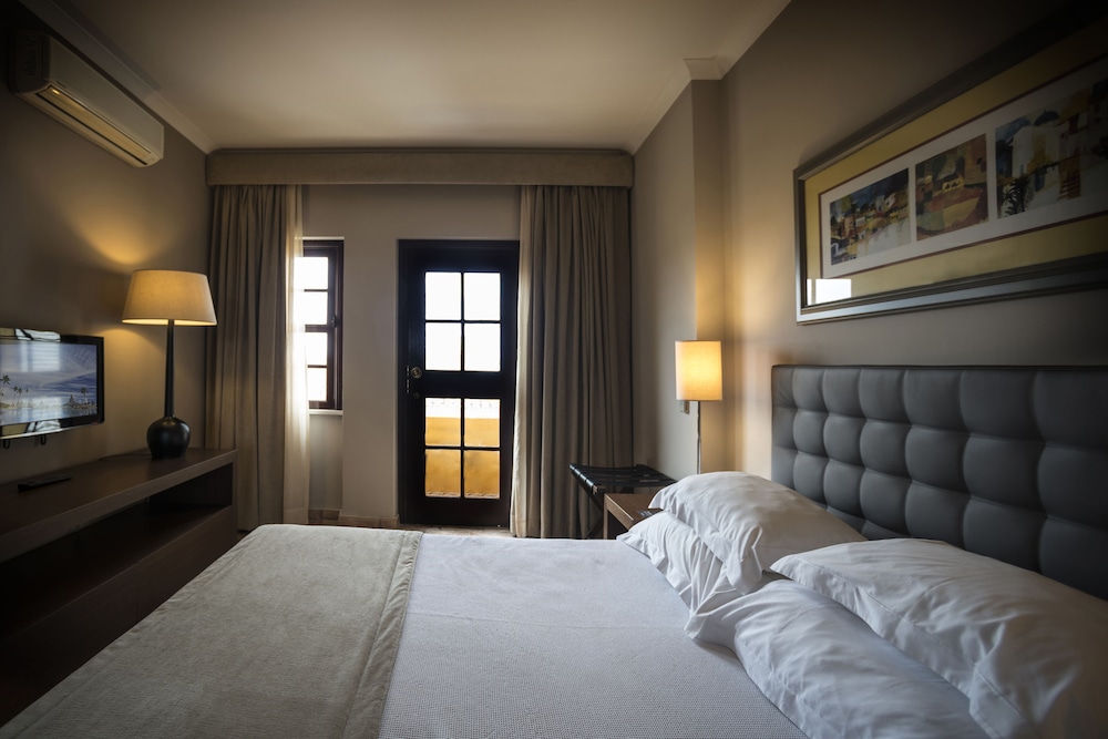 Twin Room (2 Adults + 1 Child) - Photo 3