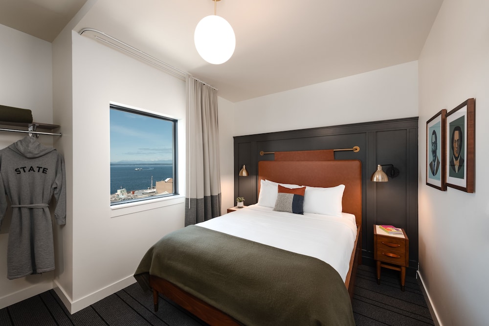 Room, 1 Queen Bed (Water View) - Photo 1