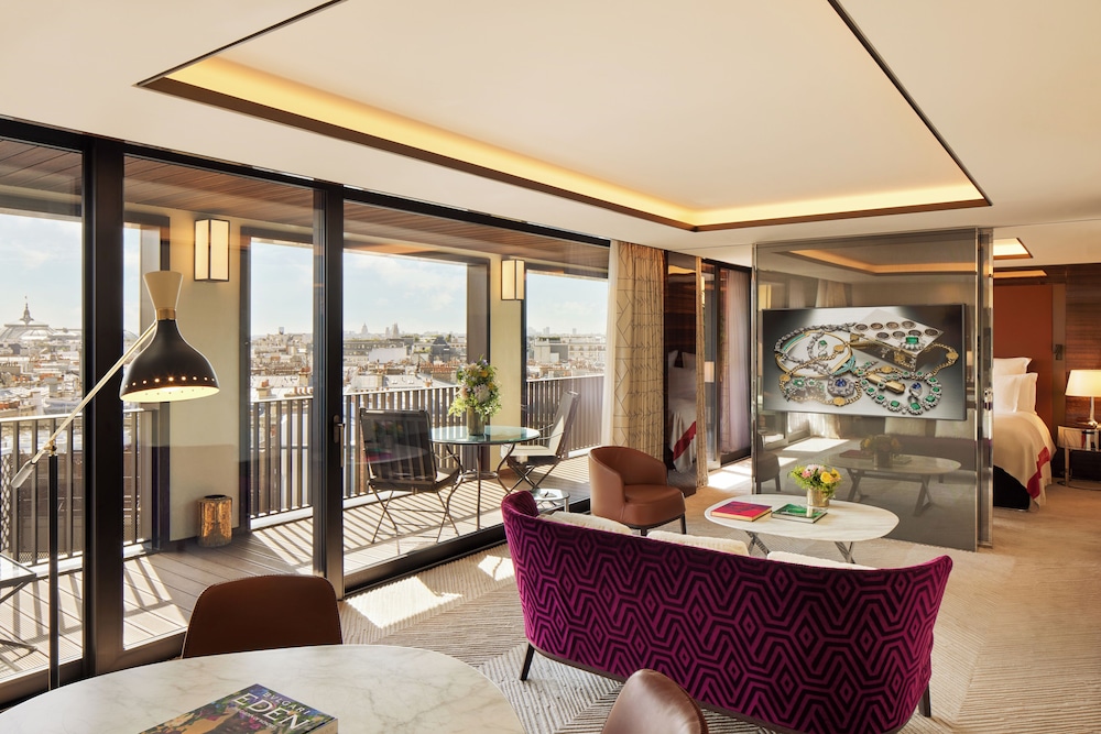 Deluxe Suite, City View thumbnail 5