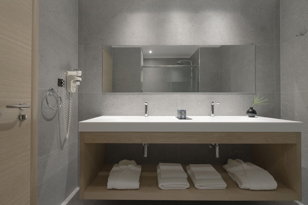 Executive Suite - Photo 8