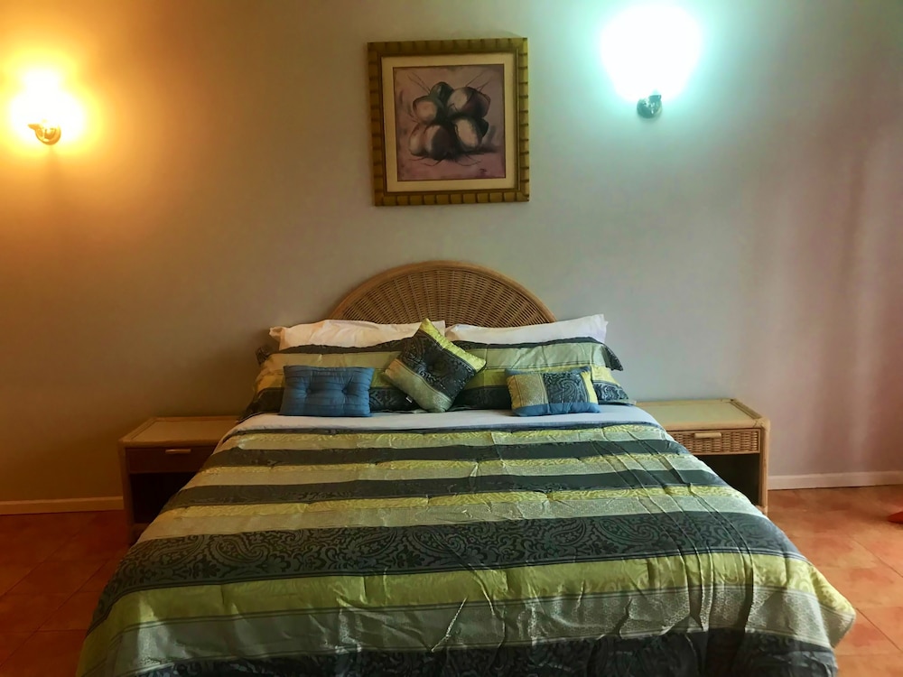 Family Studio, 1 King Bed, Partial Ocean View photo 2