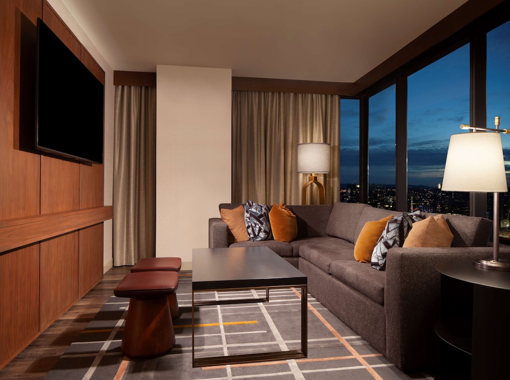 Suite, 1 King Bed, Corner (Broadway)