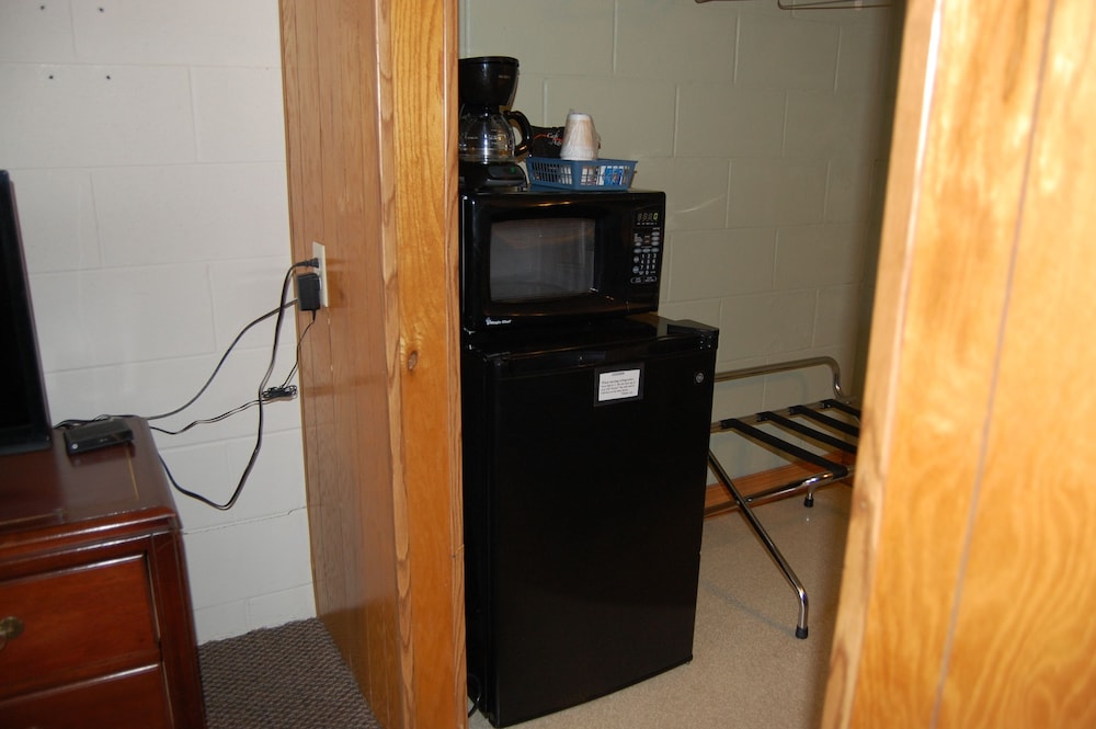 Basic Room, 2 Double Beds, Partial Lake View photo 2