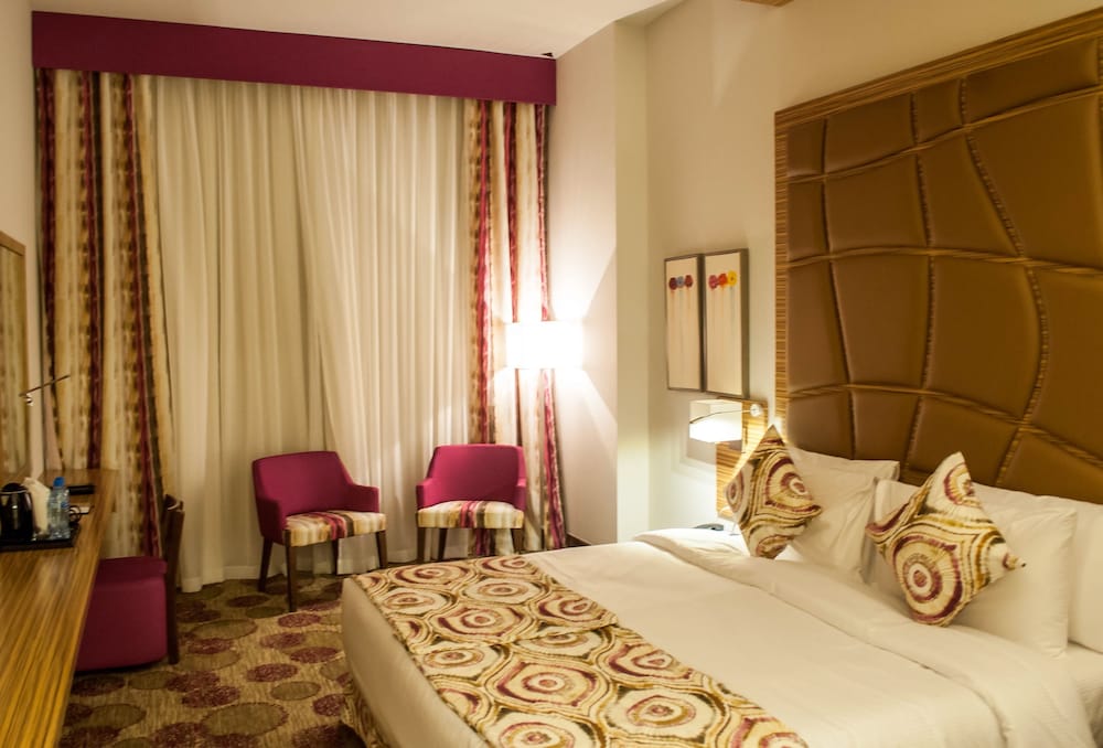 Standard Room, 1 King Bed, Non Smoking photo 2