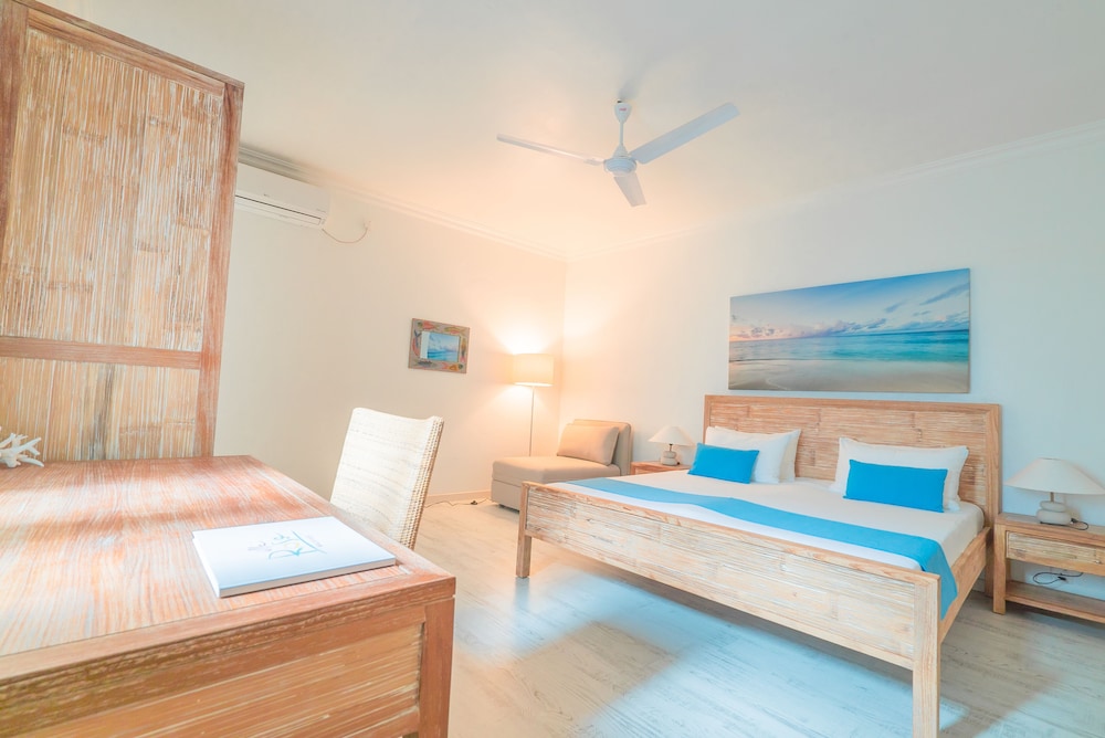 Deluxe Triple Room, 1 King Bed with Sofa bed, Non Smoking, Garden View photo 2