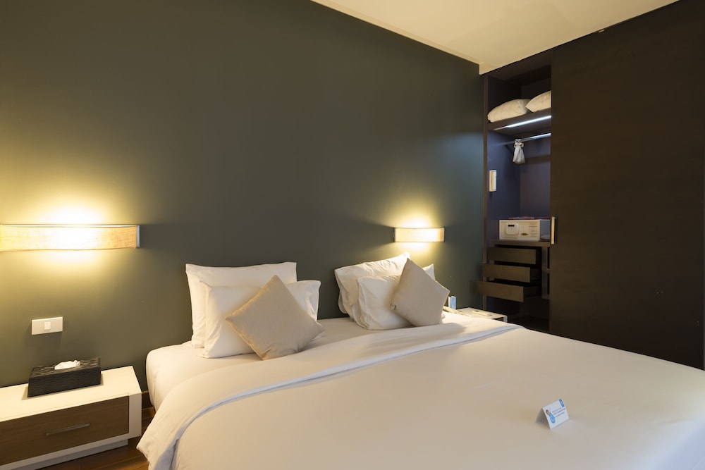One Bedroom Deluxe Suite with Free Minibar - Photo 11
