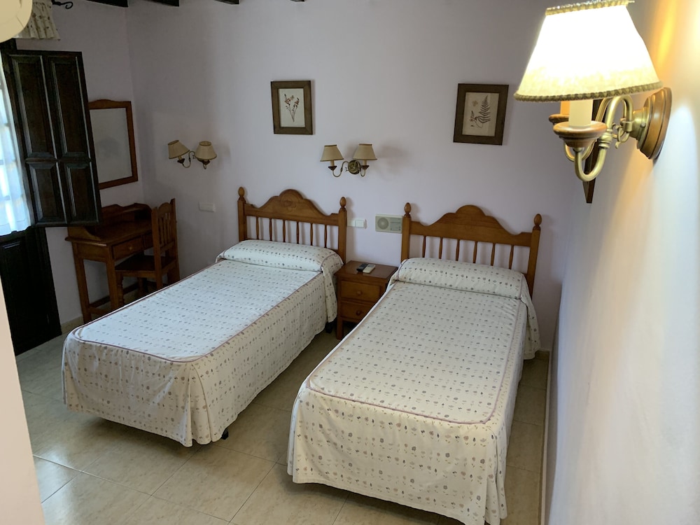 Twin Room, Private Bathroom - Photo 2