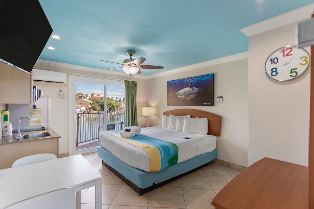 Suite, 1 Queen Bed, Balcony (Bayfront) - Photo 1