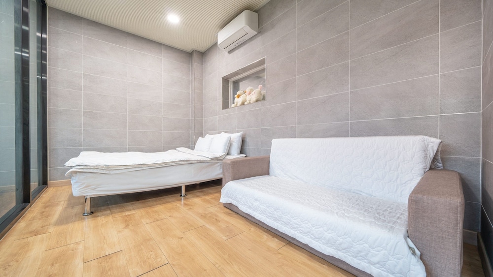 Basic Room, 2 Bedrooms (Adong)