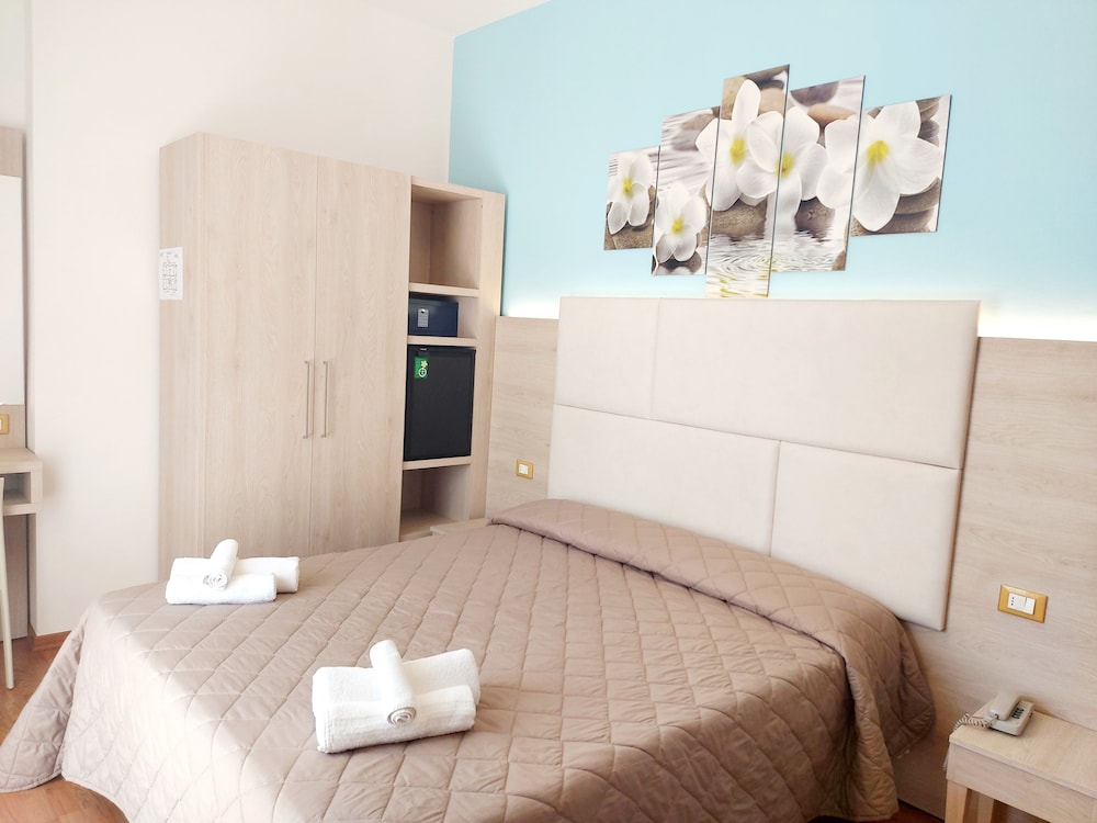 Double or Twin Room - Photo 8