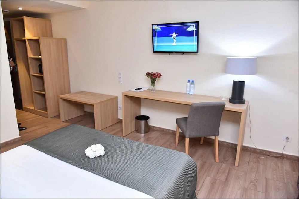 Double Room, Non Smoking - Photo 4