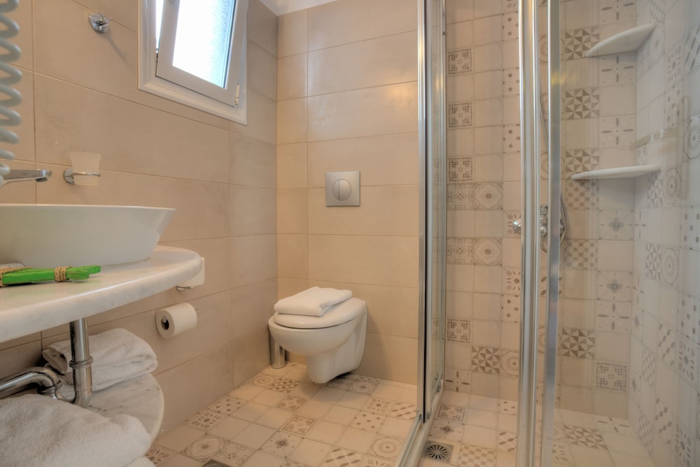 Standard Double Room - Photo 4