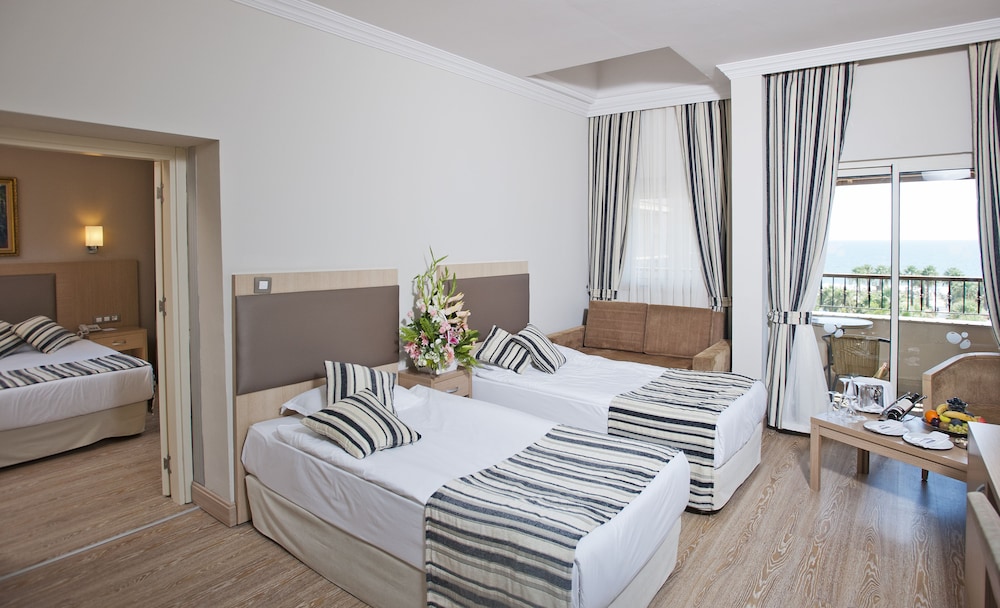 Family Room, 2 Bedrooms - Photo 4
