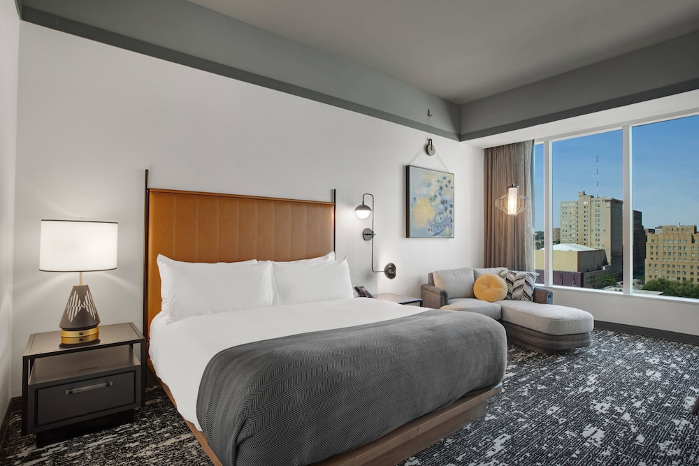 Room, 1 King Bed, City View (Mobility Accessible, Roll-in Shower) - Photo 2