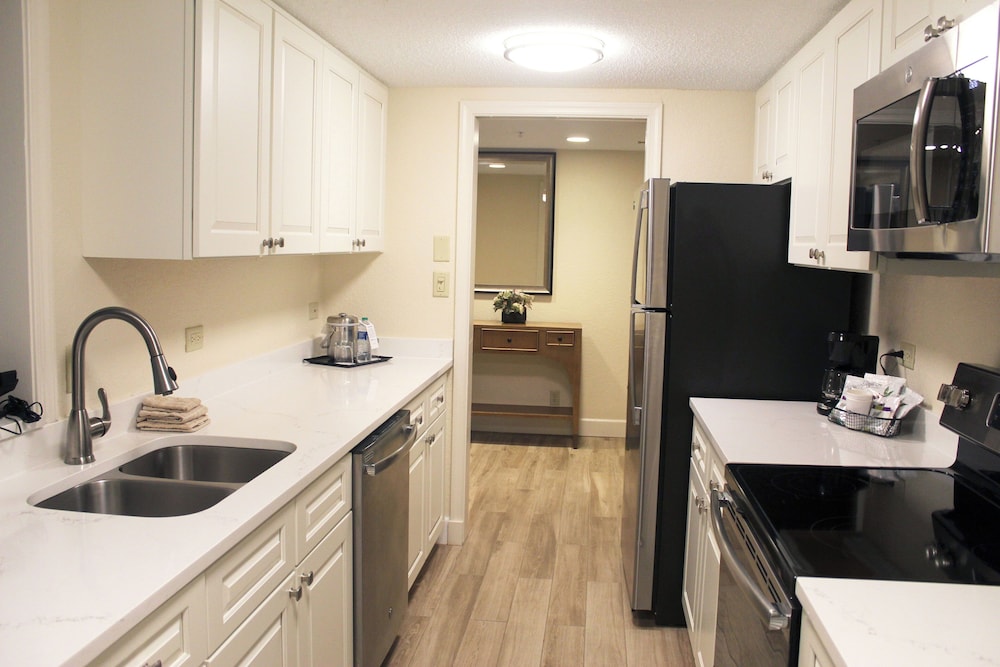 Suite, Multiple Beds (2Q-2T 1200SqFt) - Photo 10