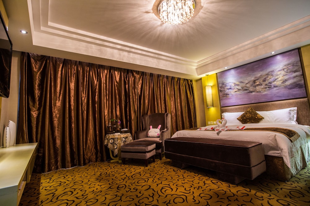 Deluxe Suite (Double or Twin)