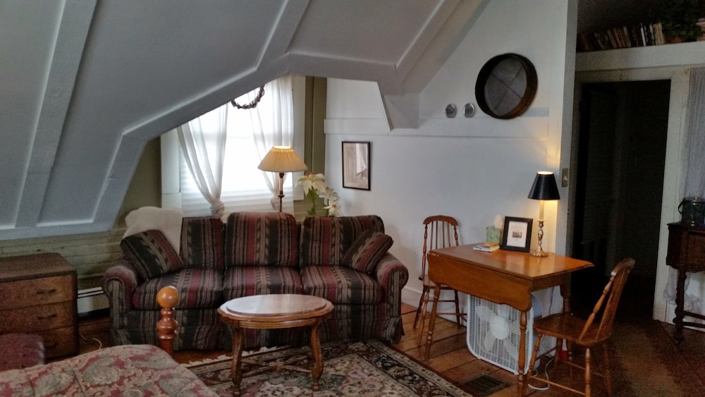 John Schneider Suite (1 Queen Bed, Private Bathroom) photo 2