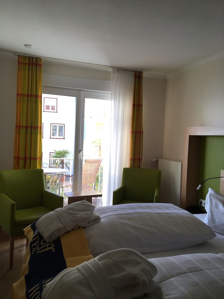 Standard Double Room, Balcony, Partial Lake View photo 2