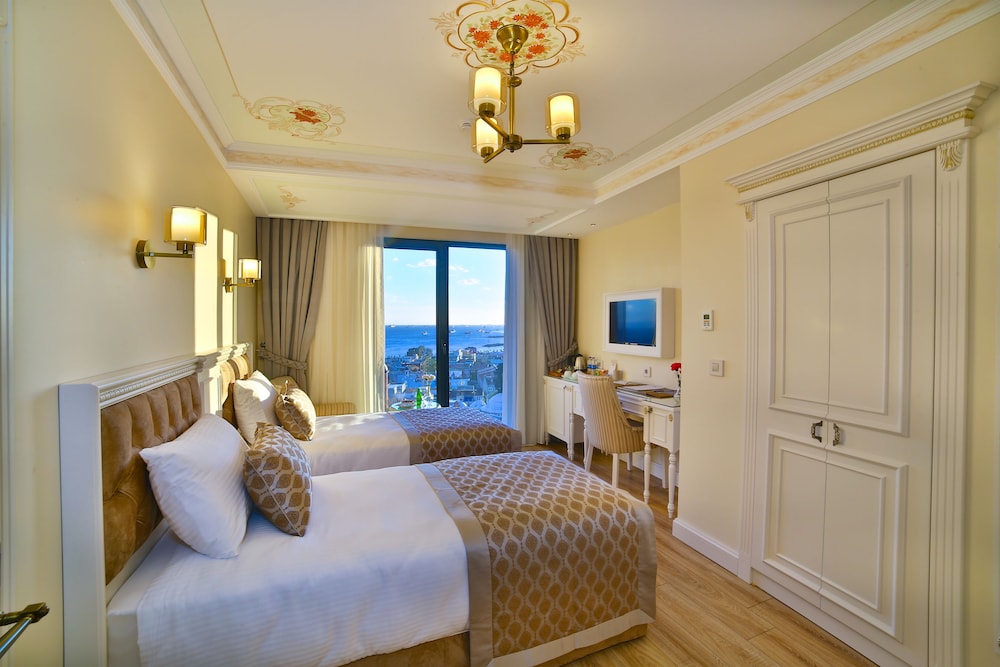 Family Room, Sea Facing photo 2