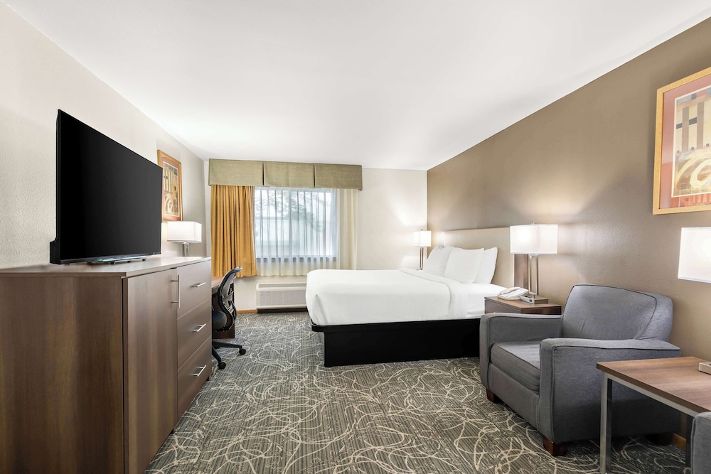 Standard Room, 1 King Bed, Accessible, Bathtub - Photo 2