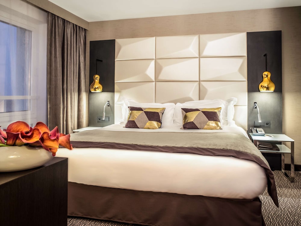 Junior Suite, 1 King Bed with Sofa bed (Separate Living room) - Photo 5