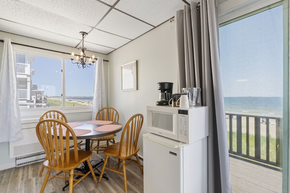 Oceanfront Balcony with Kitchenette photo 3