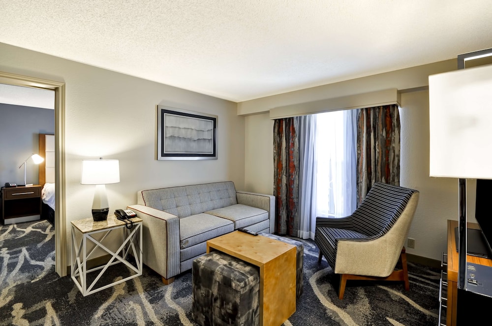Suite, 2 Bedrooms, Accessible, Bathtub (1 King Bed, 2 Double Beds) - Photo 4