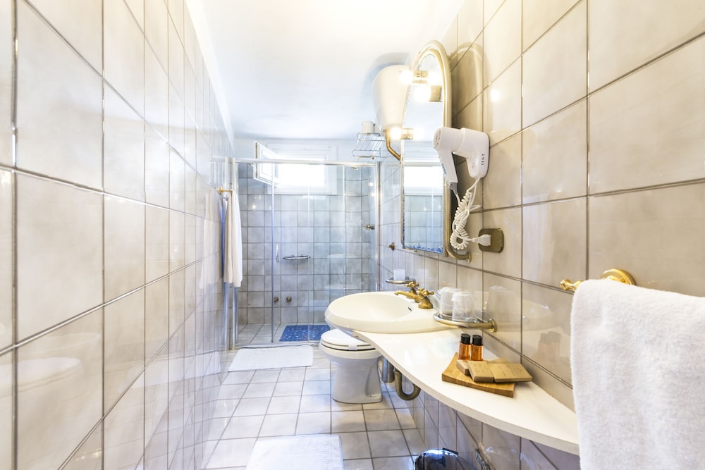 Double Room, 1 Queen Bed, Partial Sea View (Dublin Suite) photo 3