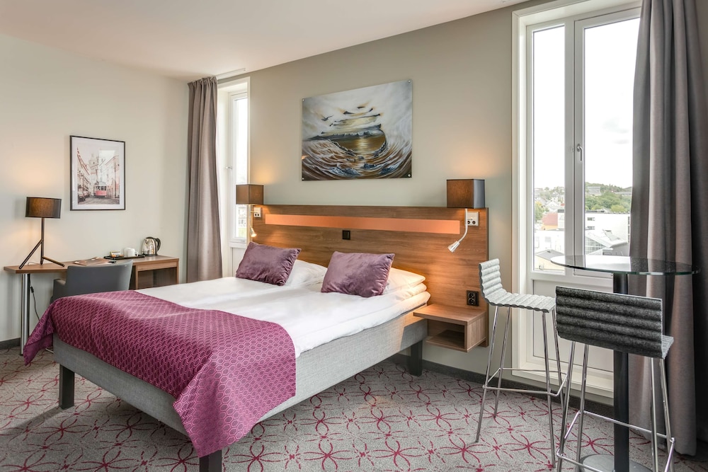 Economy Room, 1 Queen Bed photo 3