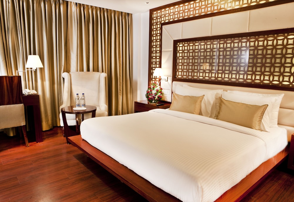 Suite, 1 King Bed photo 3