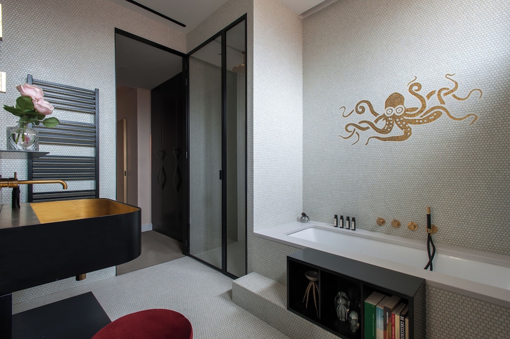Signature Suite with One King Bed and Pool Access (Non Smoking)
