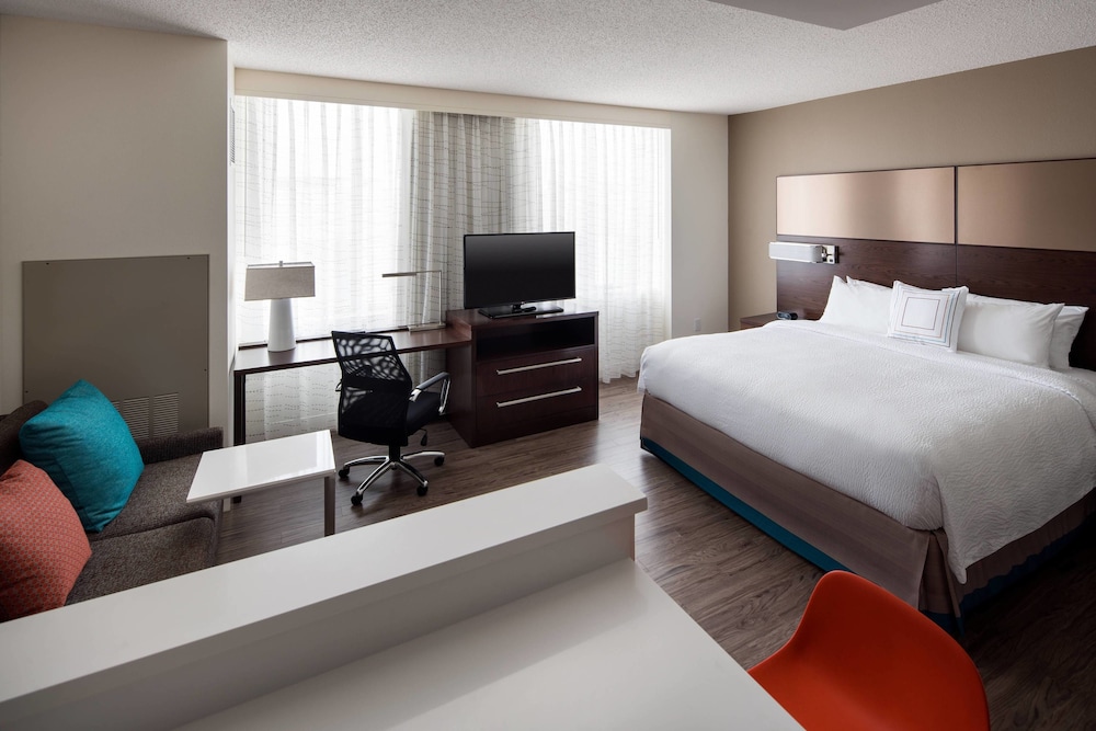 Studio Suite, 1 King Bed with Sofa bed thumbnail 6