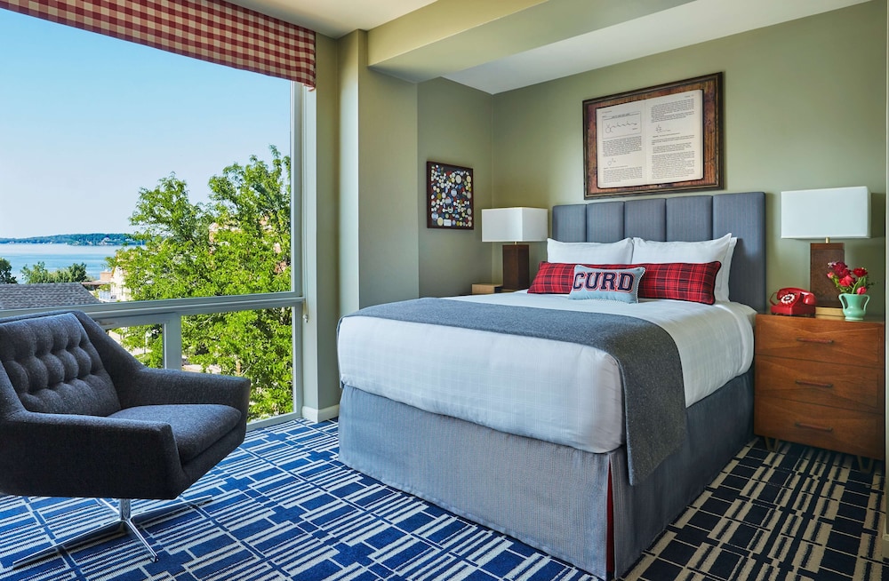 Room, 1 Queen Bed, Bathtub - Photo 4