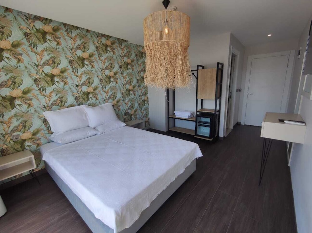 Standard Room, 1 Queen Bed, Non Smoking, Partial Sea View
