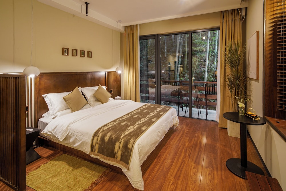 Classic Double Room, 1 Queen Bed, Balcony, Hill View photo 1