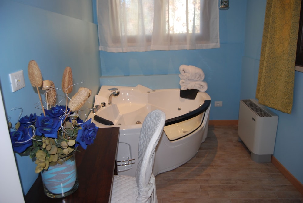 Suite, Hot Tub photo 2