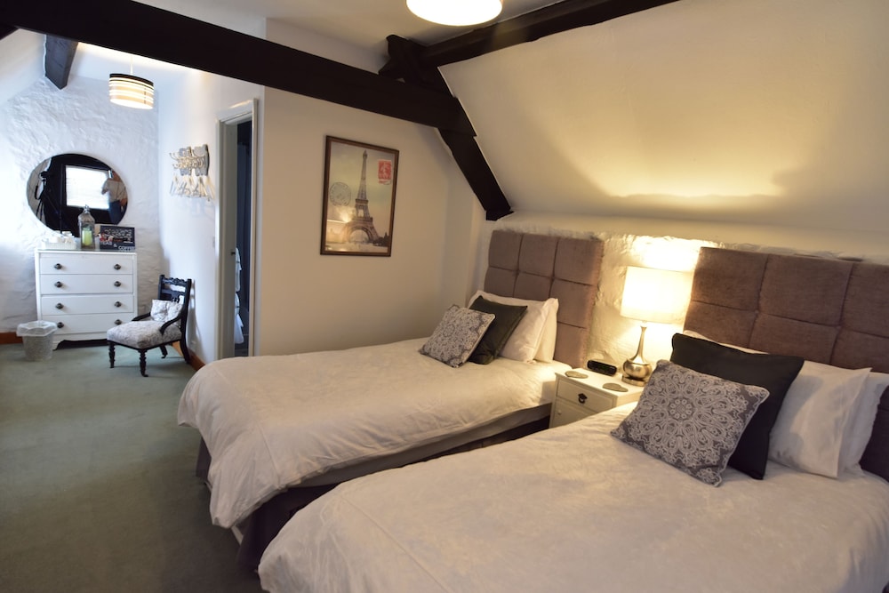 Twin Room, Ensuite photo 3